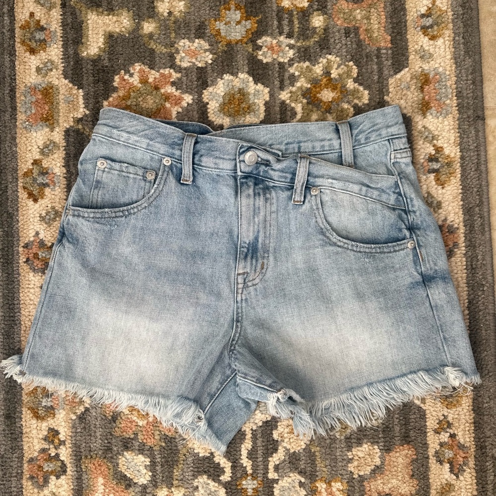 Light wash Women's Shorts PISTOLA sz 26 asymmetrical Bobbie cut off Jean short
